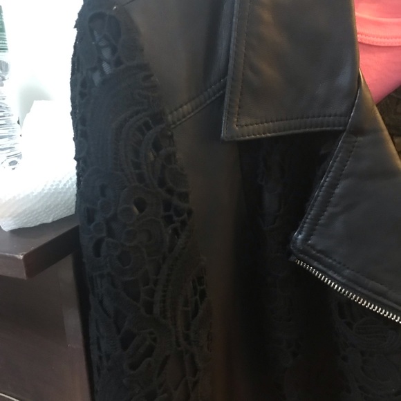 Beautiful leather jacket with lace embroidered sleeves - Picture 4 of 7